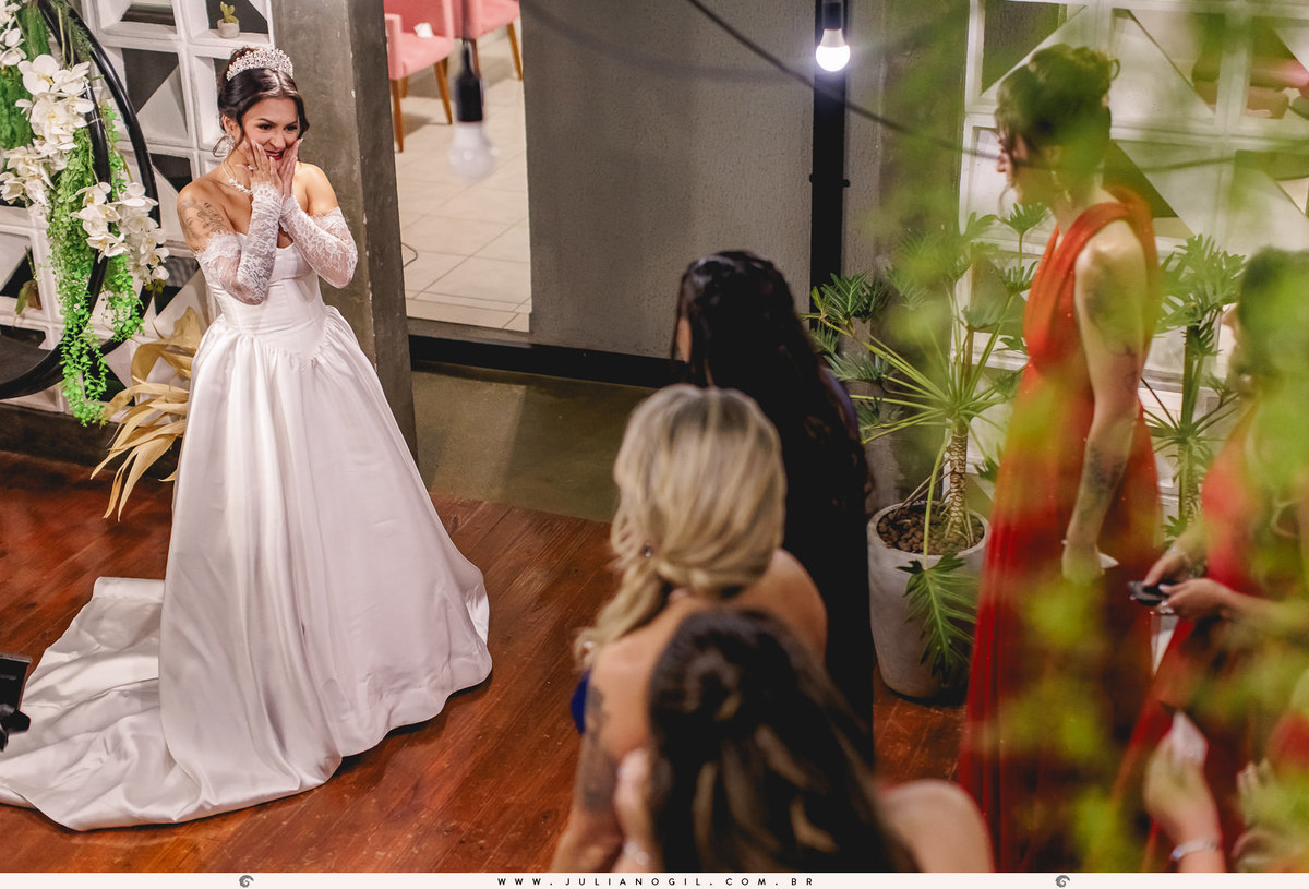 making of Letícia casamento fotógrafo juliano gil ponta grossa paraná igreja católica madrinhas ak conceyto maquiagem noiva vestido first look véu casamento buquê emoção risadas amigas bride wedding