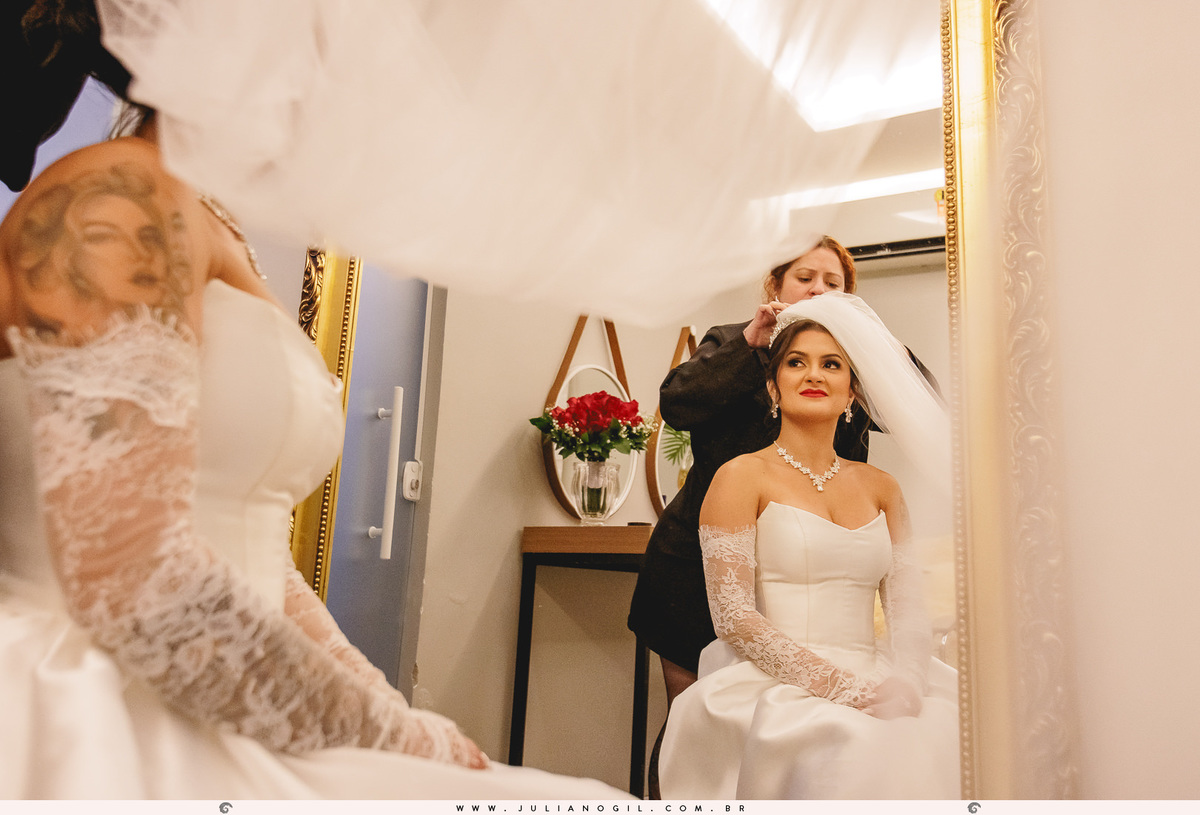 making of Letícia casamento fotógrafo juliano gil ponta grossa paraná igreja católica madrinhas ak conceyto maquiagem noiva vestido first look véu casamento buquê emoção risadas amigas bride wedding