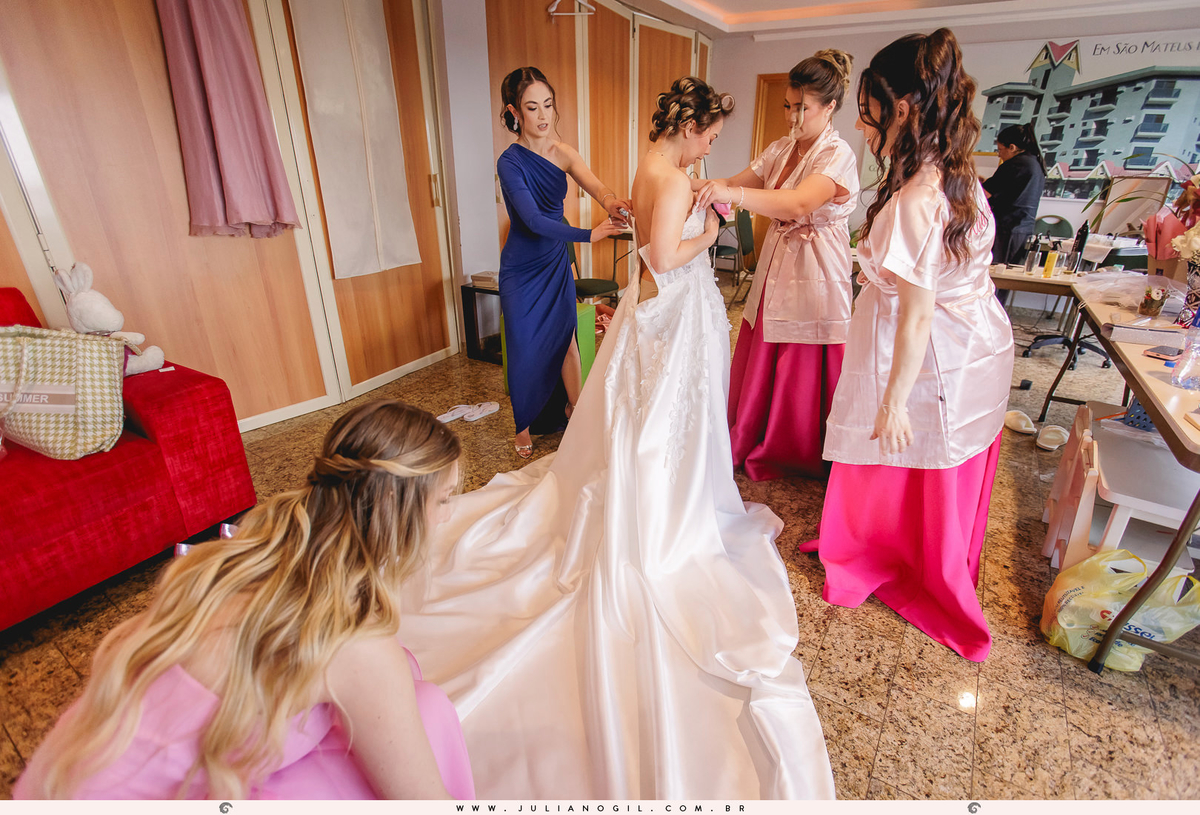 making of noiva Valdenise fotógrafo juliano gil buquê grinalda natalia canalli bride são mateus do sul paraná madrinhas vestido wedding fotografia de casamento maquiagem hotel dom leopoldo casa de carnes angelita família festa recepção amigos