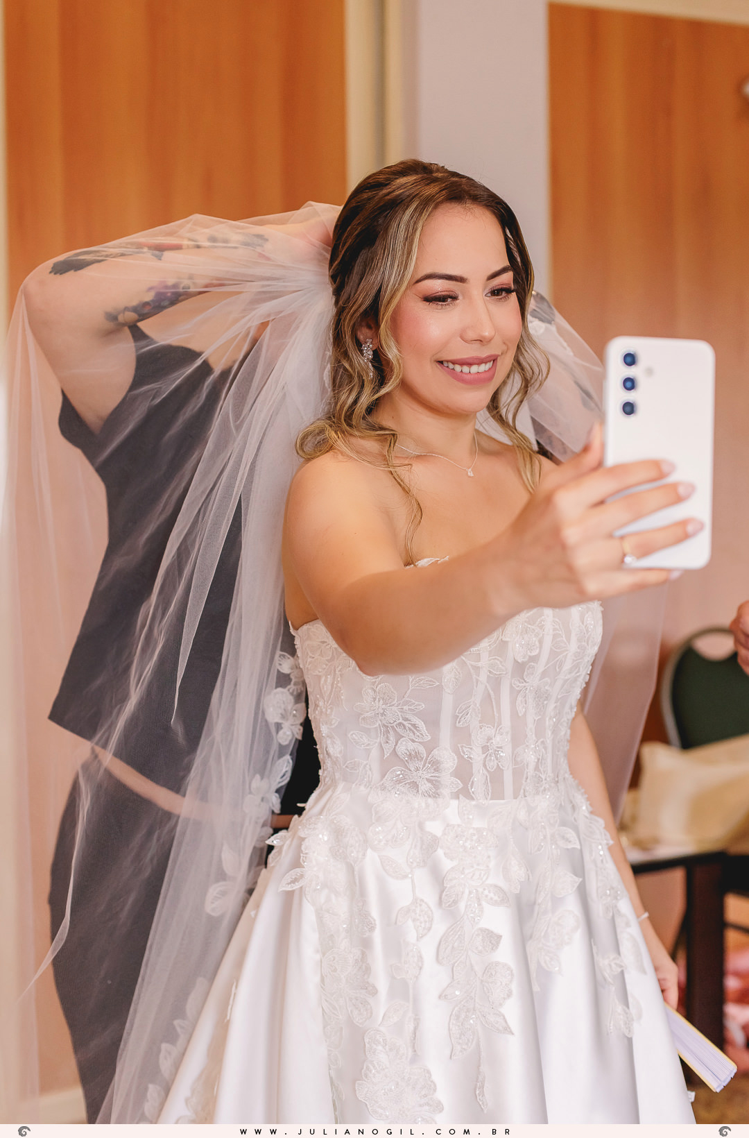 making of noiva Valdenise fotógrafo juliano gil buquê grinalda natalia canalli bride são mateus do sul paraná madrinhas vestido wedding fotografia de casamento maquiagem hotel dom leopoldo casa de carnes angelita família festa recepção amigos