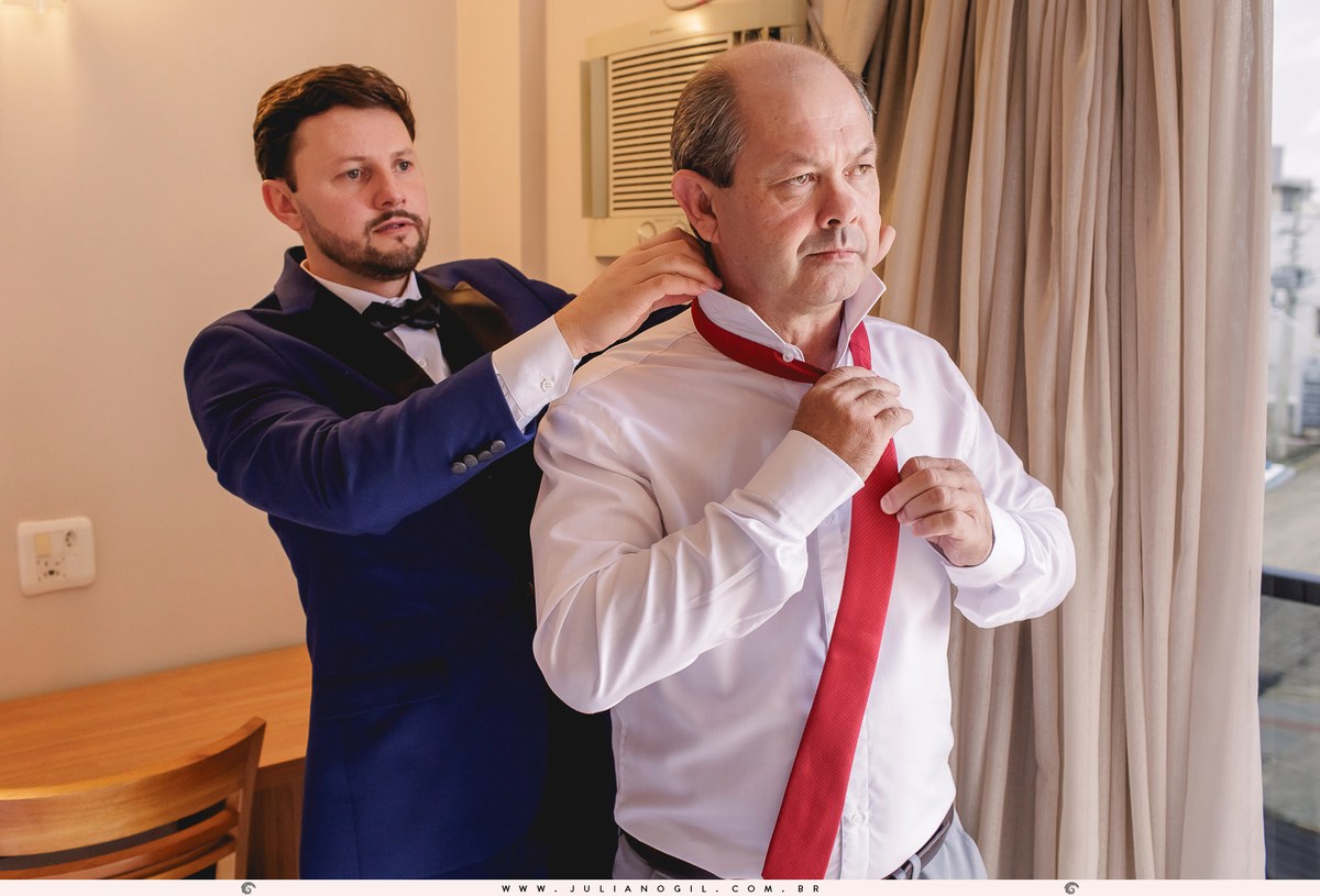 making of noivo João Vitor fotógrafo juliano gil buquê grinalda natalia canalli bride são mateus do sul paraná madrinhas vestido wedding fotografia de casamento maquiagem hotel dom leopoldo casa de carnes angelita família festa recepção amigos terno