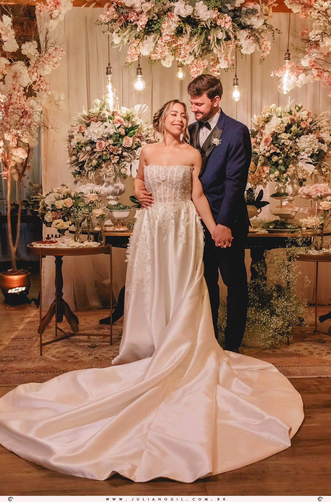 cerimônia Valdenise João Vitor fotógrafo juliano gil buquê grinalda natalia canalli bride são mateus do sul paraná madrinhas vestido wedding fotografia de casamento maquiagem hotel dom leopoldo casa de carnes angelita família festa recepção amigos