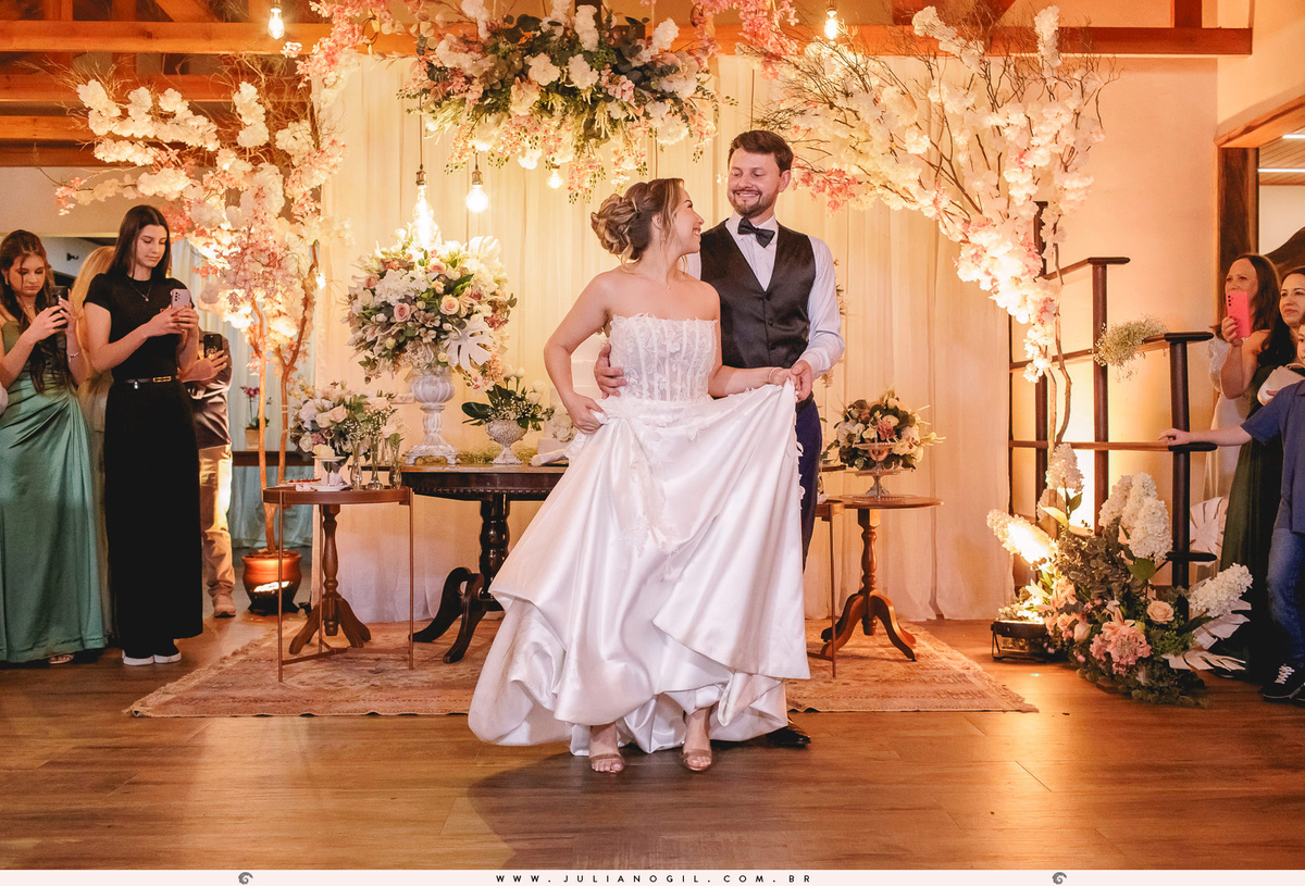 cerimônia Valdenise João Vitor fotógrafo juliano gil buquê grinalda natalia canalli bride são mateus do sul paraná madrinhas vestido wedding fotografia de casamento maquiagem hotel dom leopoldo casa de carnes angelita família festa recepção amigos