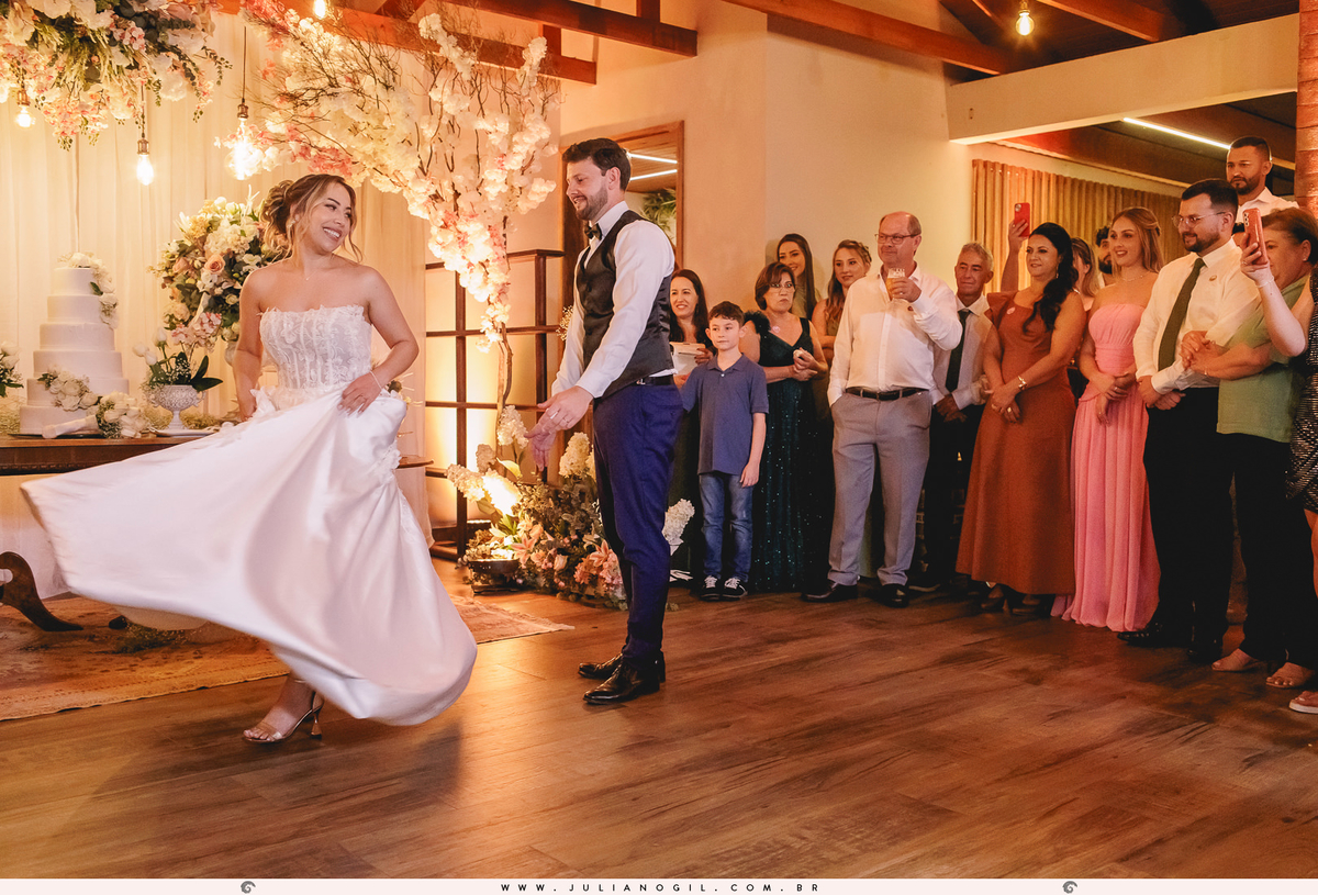 cerimônia Valdenise João Vitor fotógrafo juliano gil buquê grinalda natalia canalli bride são mateus do sul paraná madrinhas vestido wedding fotografia de casamento maquiagem hotel dom leopoldo casa de carnes angelita família festa recepção amigos