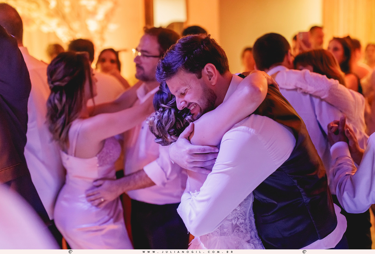 cerimônia Valdenise João Vitor fotógrafo juliano gil buquê grinalda natalia canalli bride são mateus do sul paraná madrinhas vestido wedding fotografia de casamento maquiagem hotel dom leopoldo casa de carnes angelita família festa recepção amigos