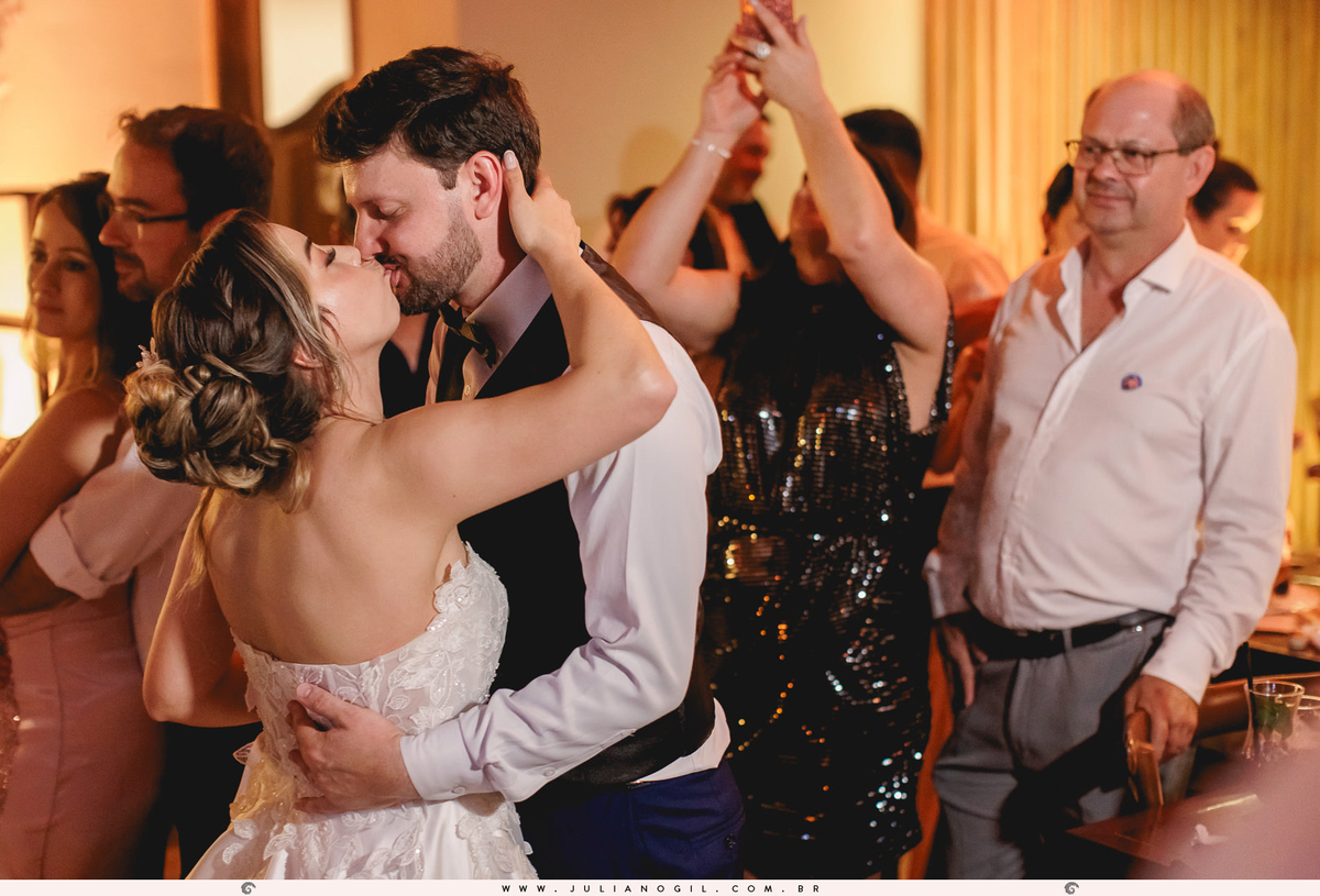 cerimônia Valdenise João Vitor fotógrafo juliano gil buquê grinalda natalia canalli bride são mateus do sul paraná madrinhas vestido wedding fotografia de casamento maquiagem hotel dom leopoldo casa de carnes angelita família festa recepção amigos