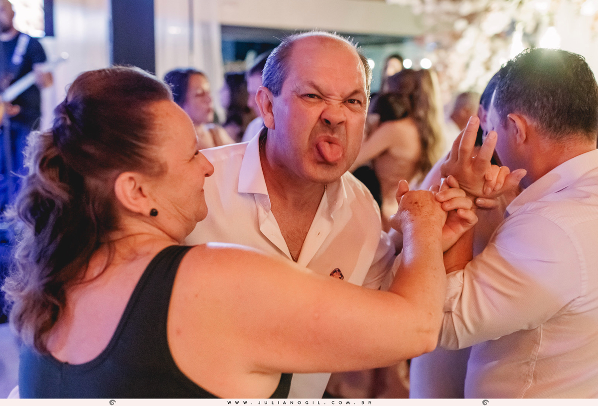 cerimônia Valdenise João Vitor fotógrafo juliano gil buquê grinalda natalia canalli bride são mateus do sul paraná madrinhas vestido wedding fotografia de casamento maquiagem hotel dom leopoldo casa de carnes angelita família festa recepção amigos