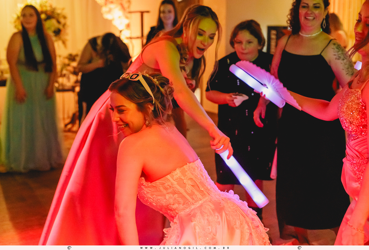 cerimônia Valdenise João Vitor fotógrafo juliano gil buquê grinalda natalia canalli bride são mateus do sul paraná madrinhas vestido wedding fotografia de casamento maquiagem hotel dom leopoldo casa de carnes angelita família festa recepção amigos