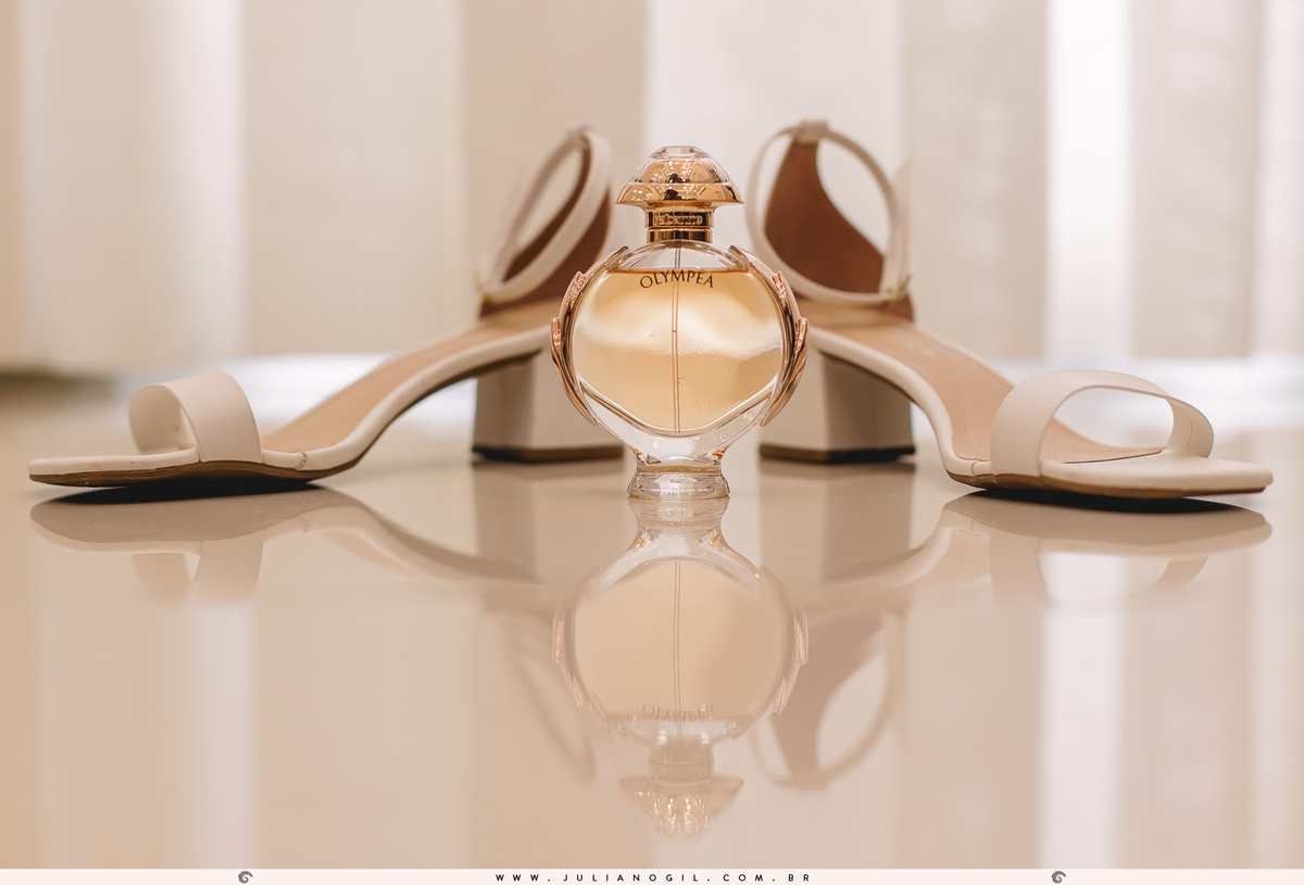 sandália da noiva e perfume em reflexo no chão