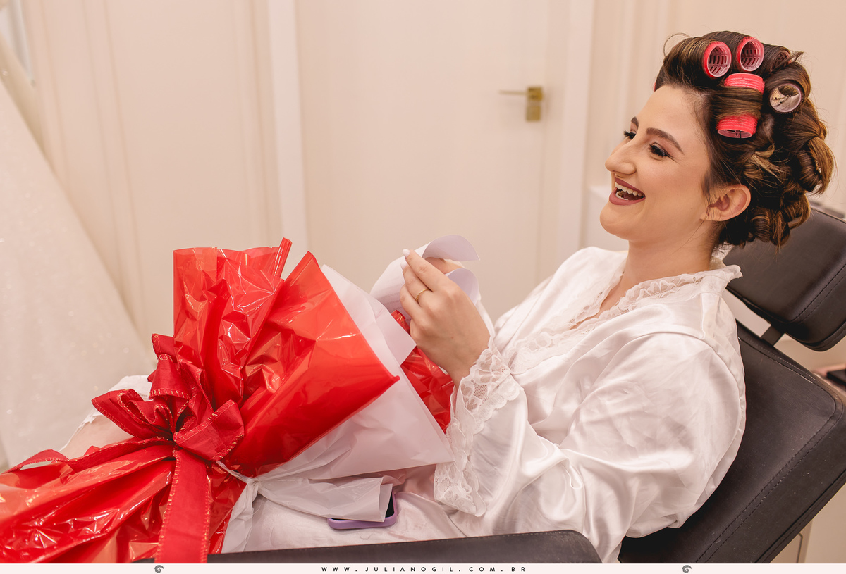 noiva adriele lendo a carta enviada pelo noivo durante o making of