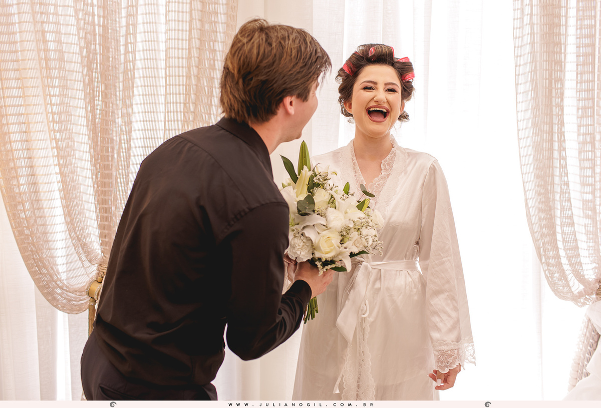 noiva recebendo o buquê do cerimonial