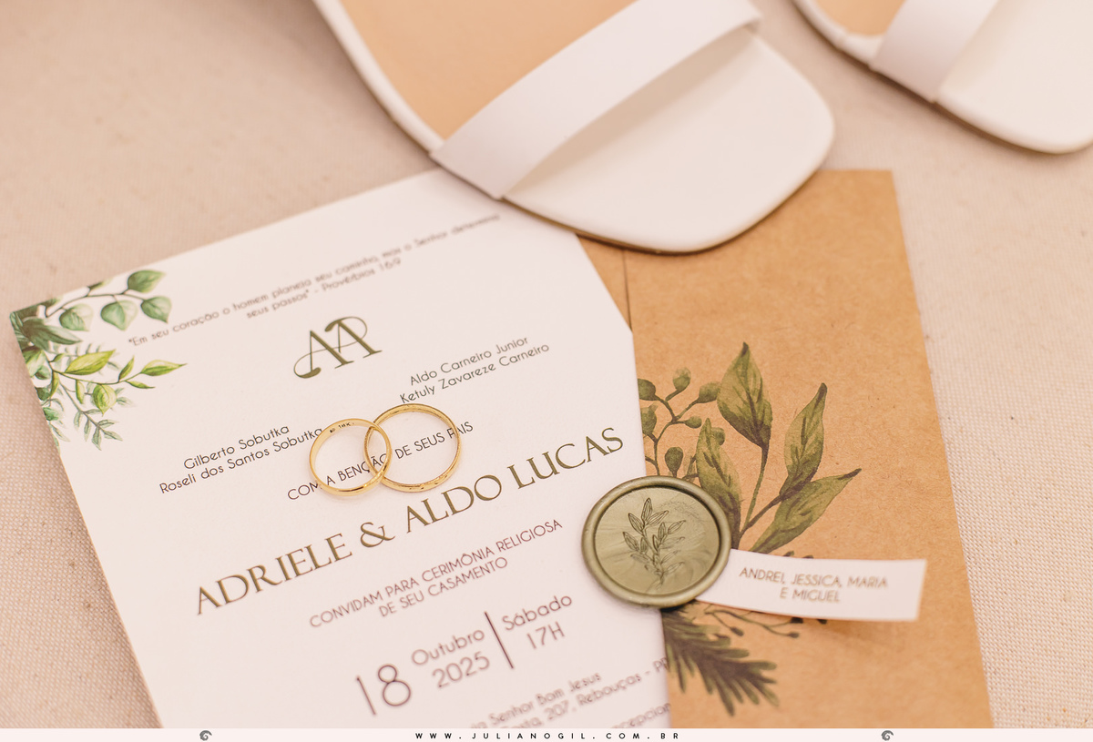 detalhes do convite do casamento da adriele e do aldo com as alianças