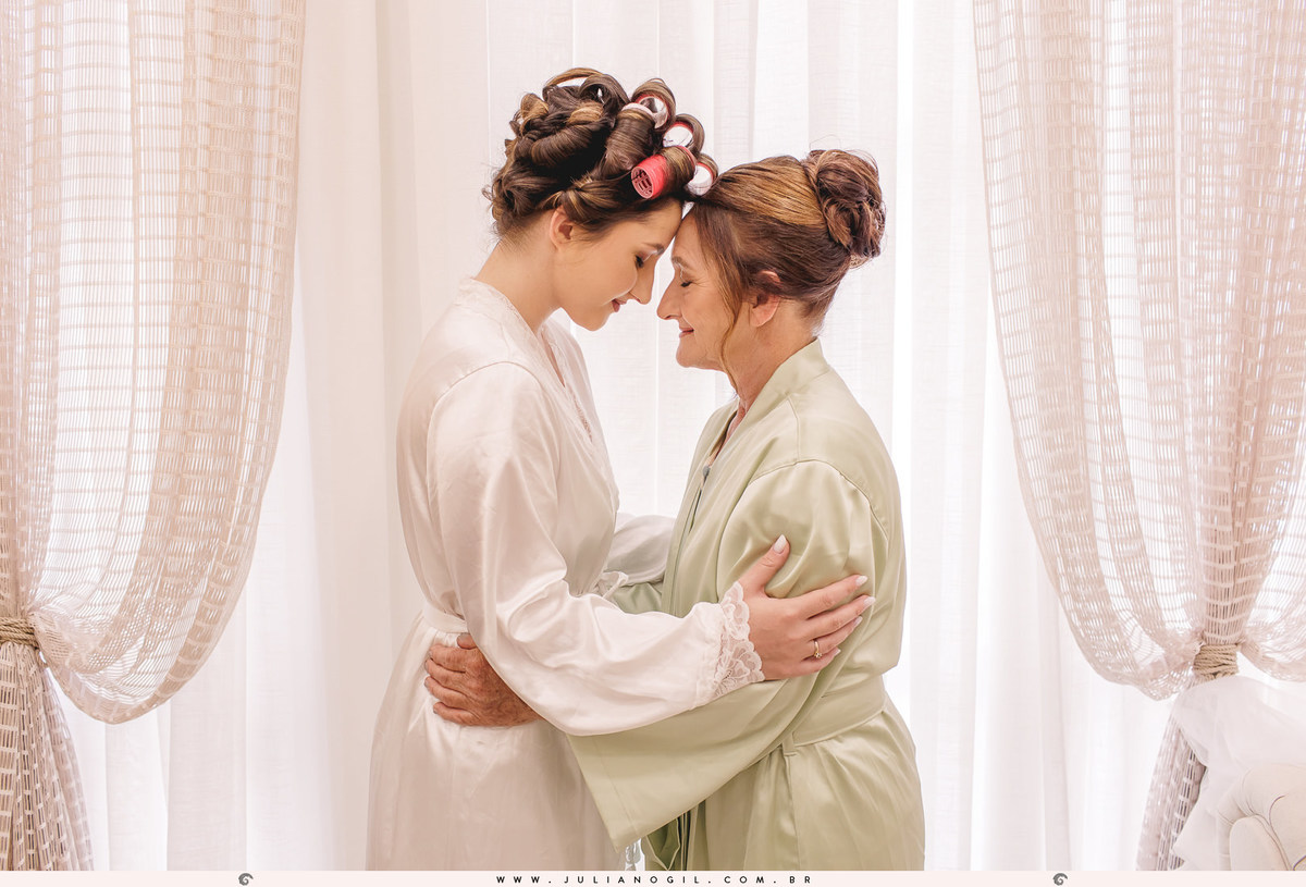 noiva adriele abraçada com a mãe durante o making of
