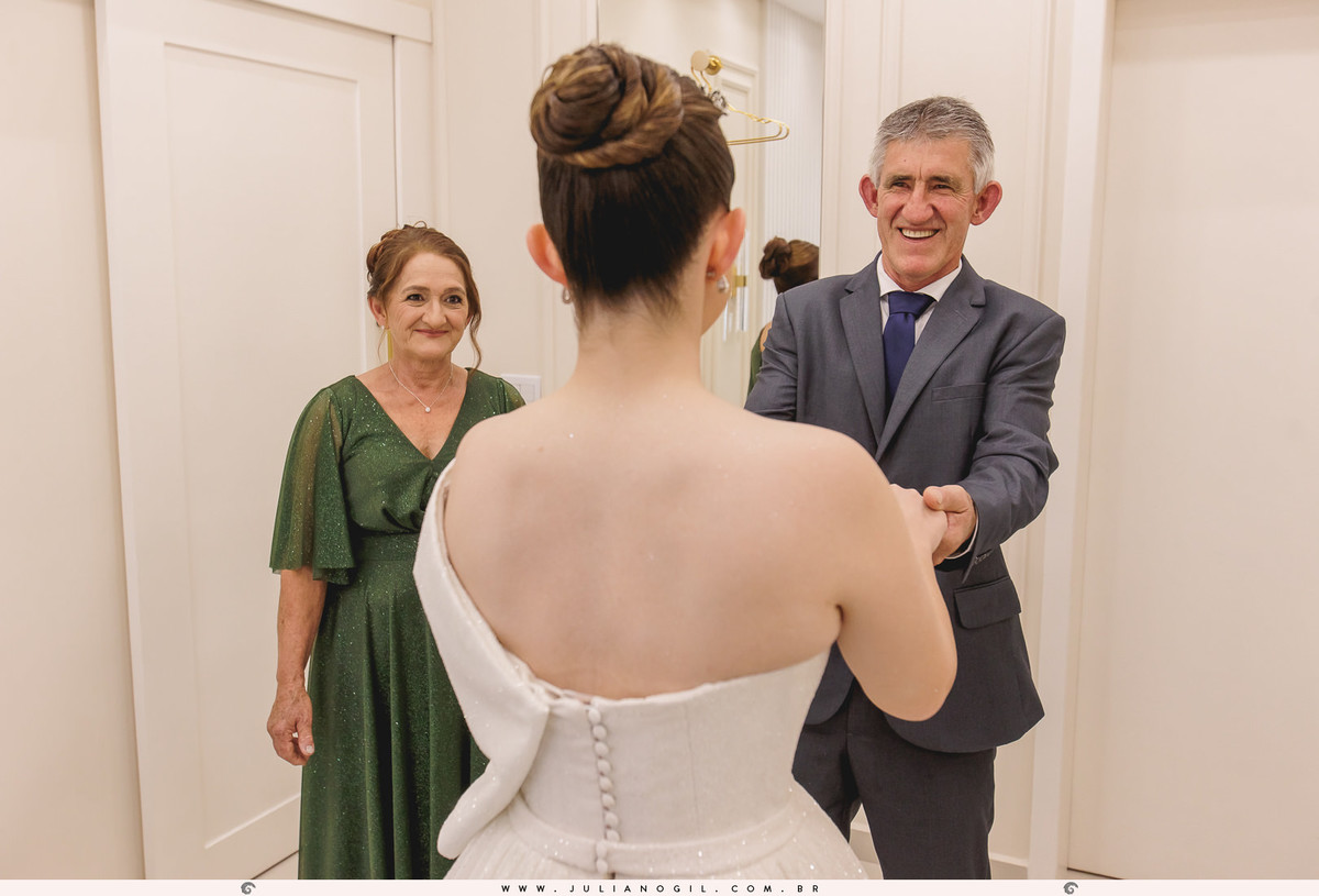 pais da noiva adriele vendo ela pela primeira vez depois de pronta