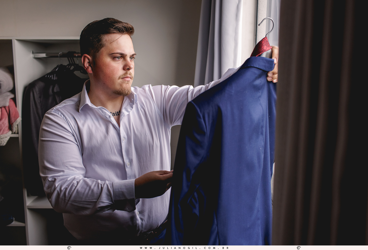 noivo aldo olhando para o seu terno durante o making of