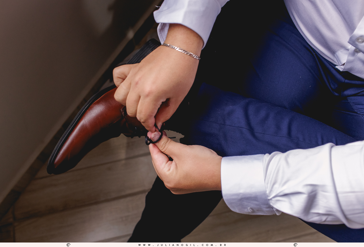 noivo aldo colocando o seu sapato durante o making of