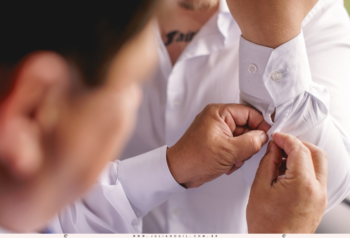 pai do noivo fechando os botões da camisa do noivo aldo
