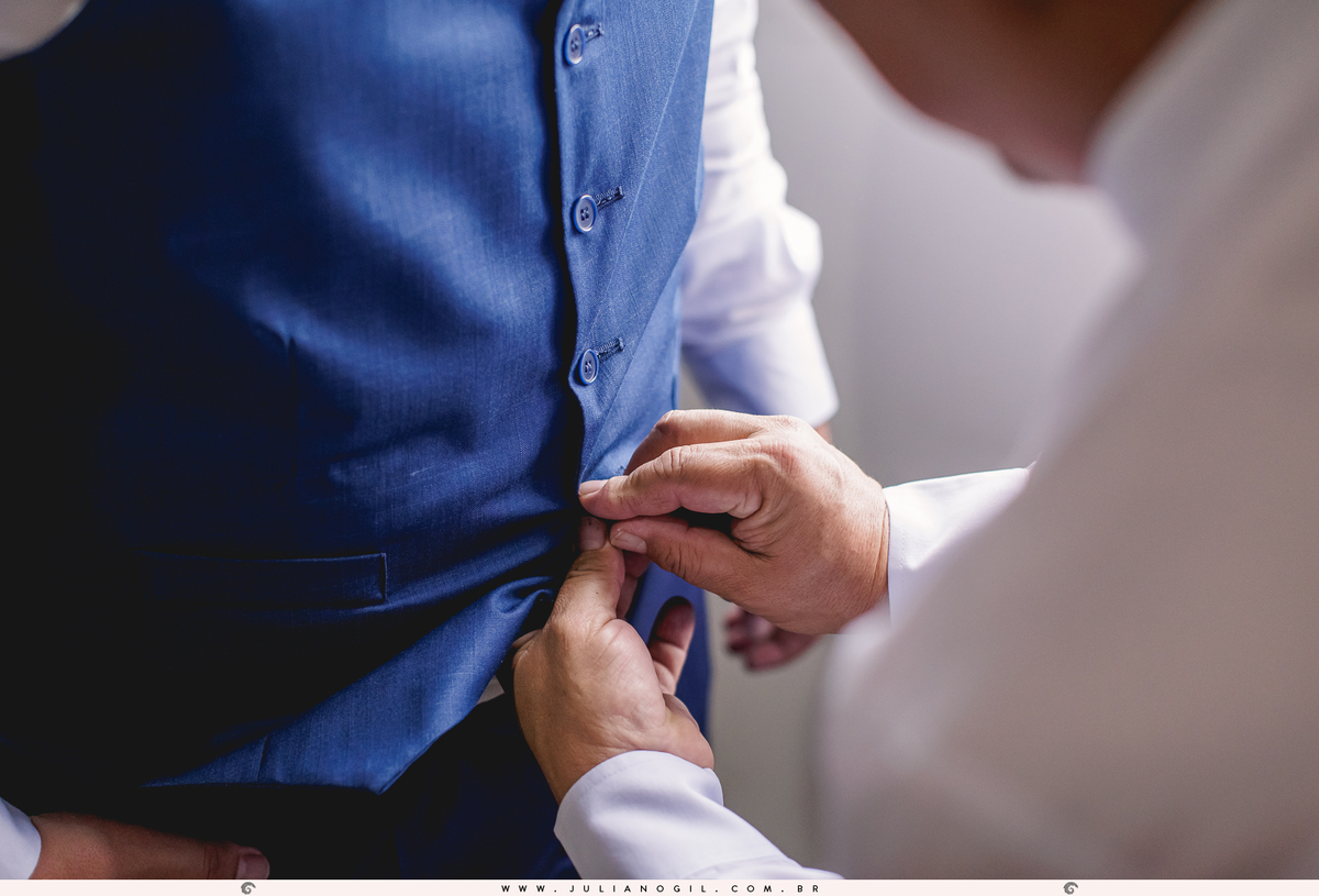pai ajudando o noivo aldo a vestir o colete