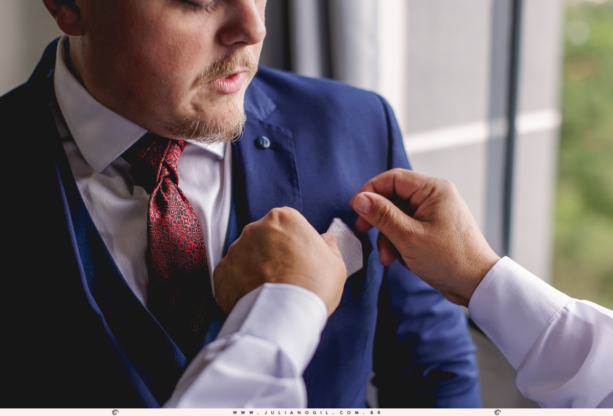 noivo aldo sendo auxiliado pelo pai nos detalhes do terno durante o making of