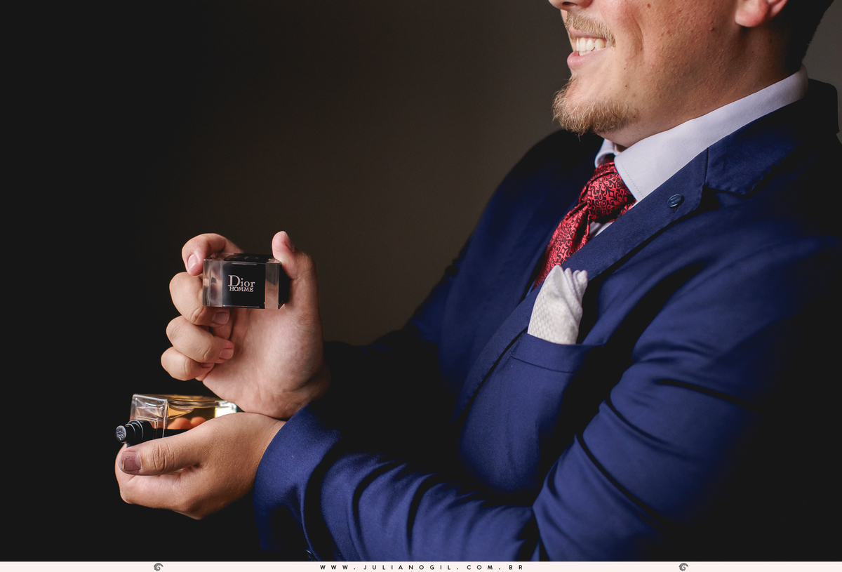 noivo aldo passando perfume 