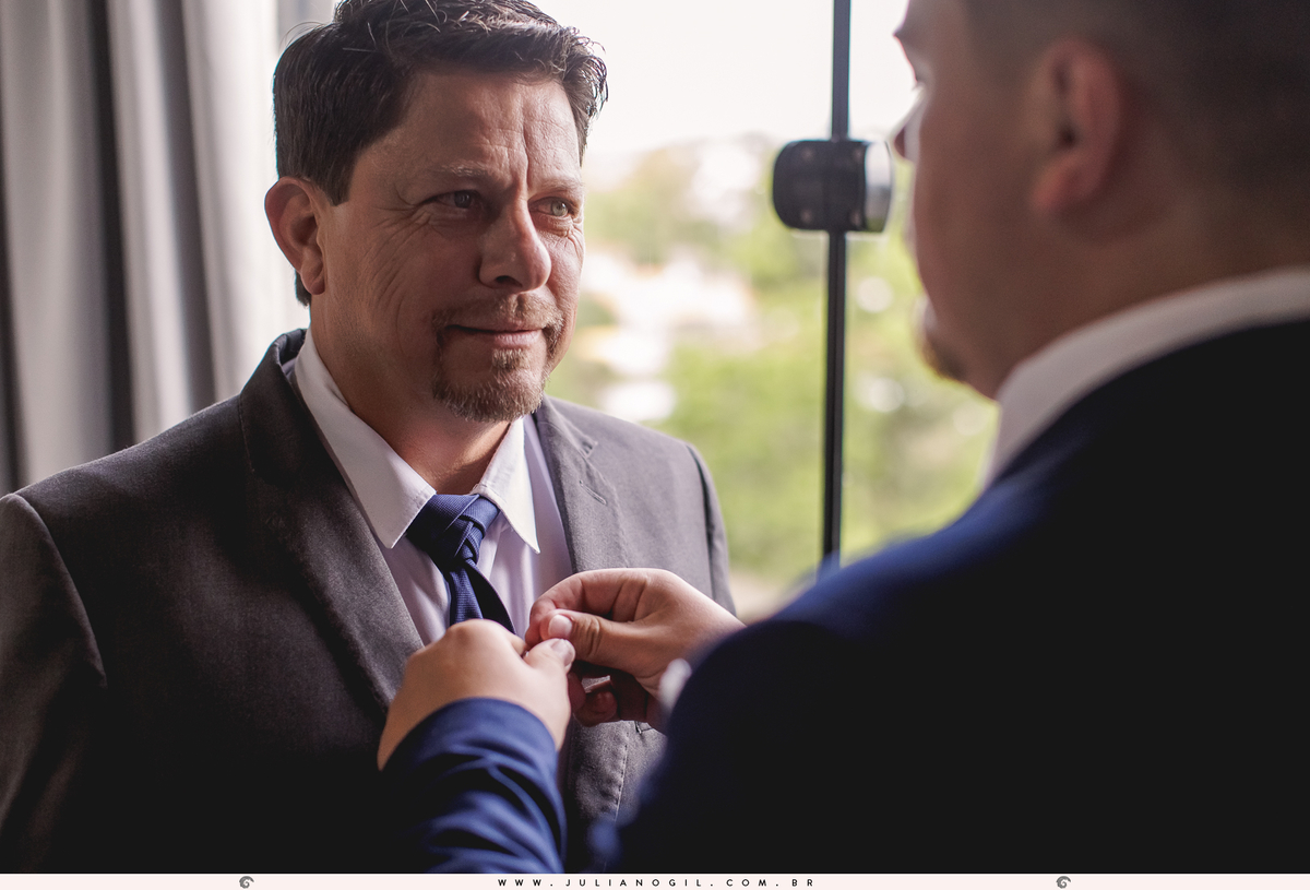 noivo aldo auxiliando seu pai com a gravata