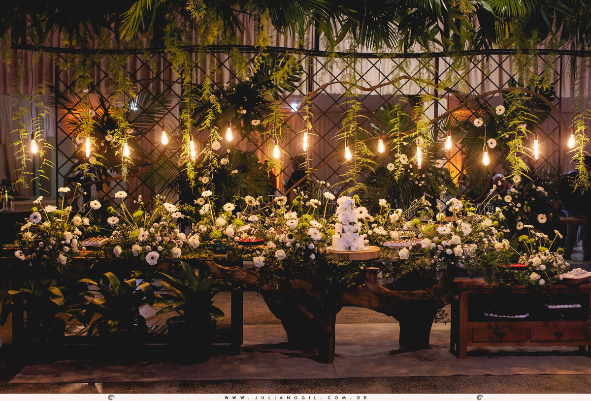 mesa de doces e bolo do casamento da adriele e do aldo no espaço canto verde em irati, no paraná
