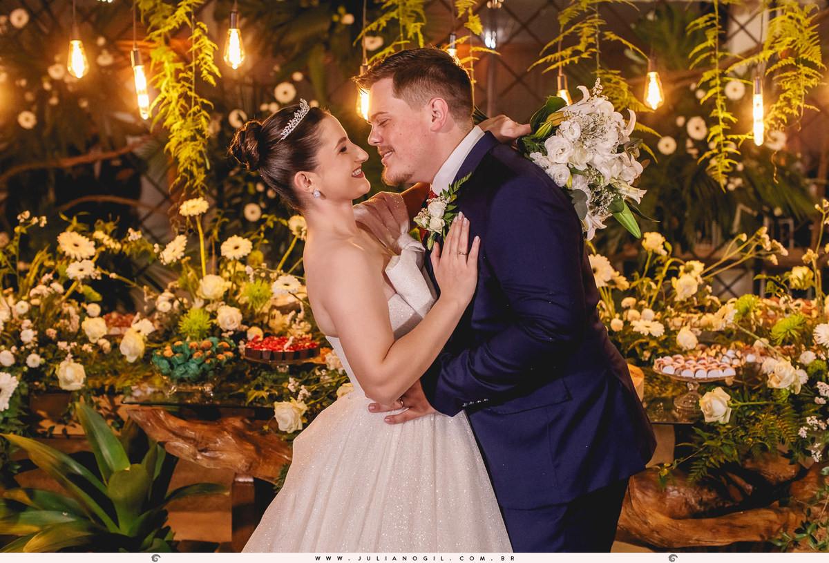 noivos em frente a mesa de doces e bolo no espaço canto verde em irati, no paraná