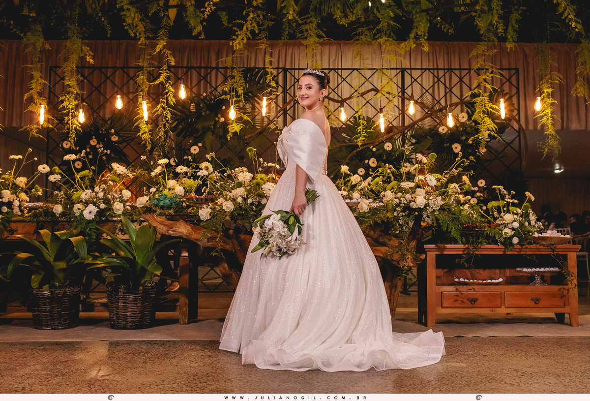 noivos em frente a mesa de doces e bolo no espaço canto verde em irati, no paraná