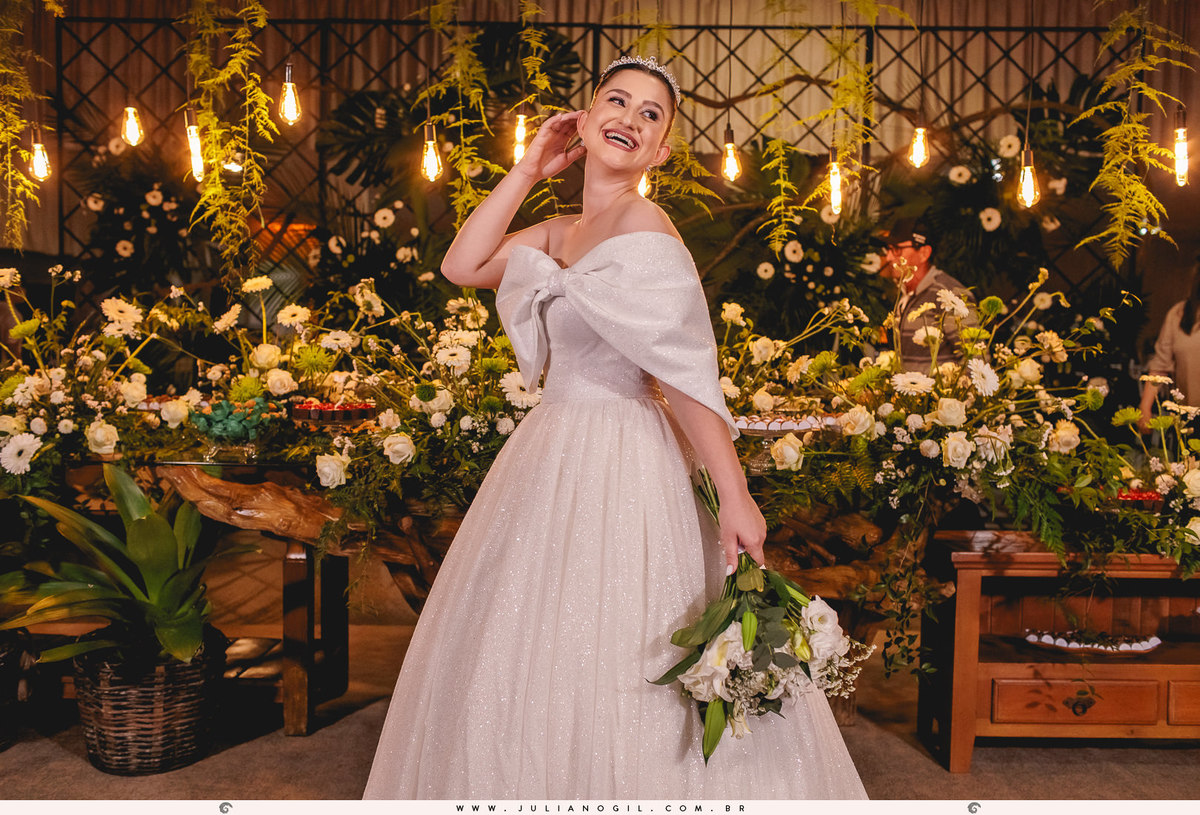 noivos em frente a mesa de doces e bolo no espaço canto verde em irati, no paraná