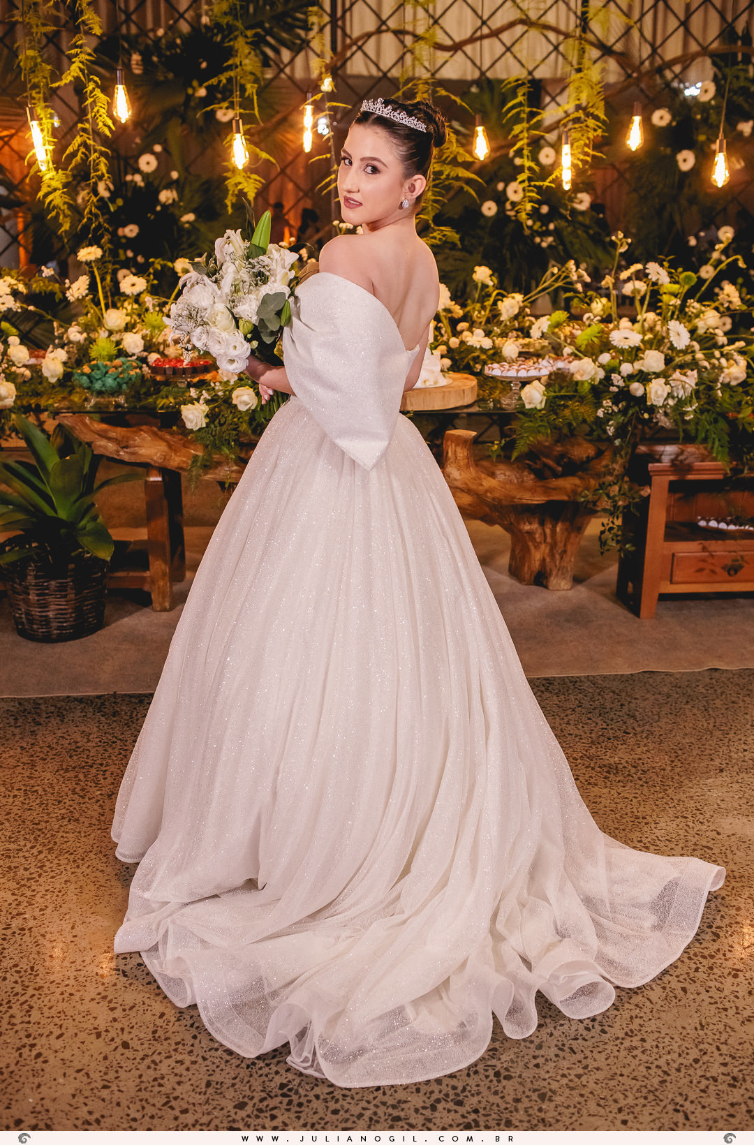 noivos em frente a mesa de doces e bolo no espaço canto verde em irati, no paraná
