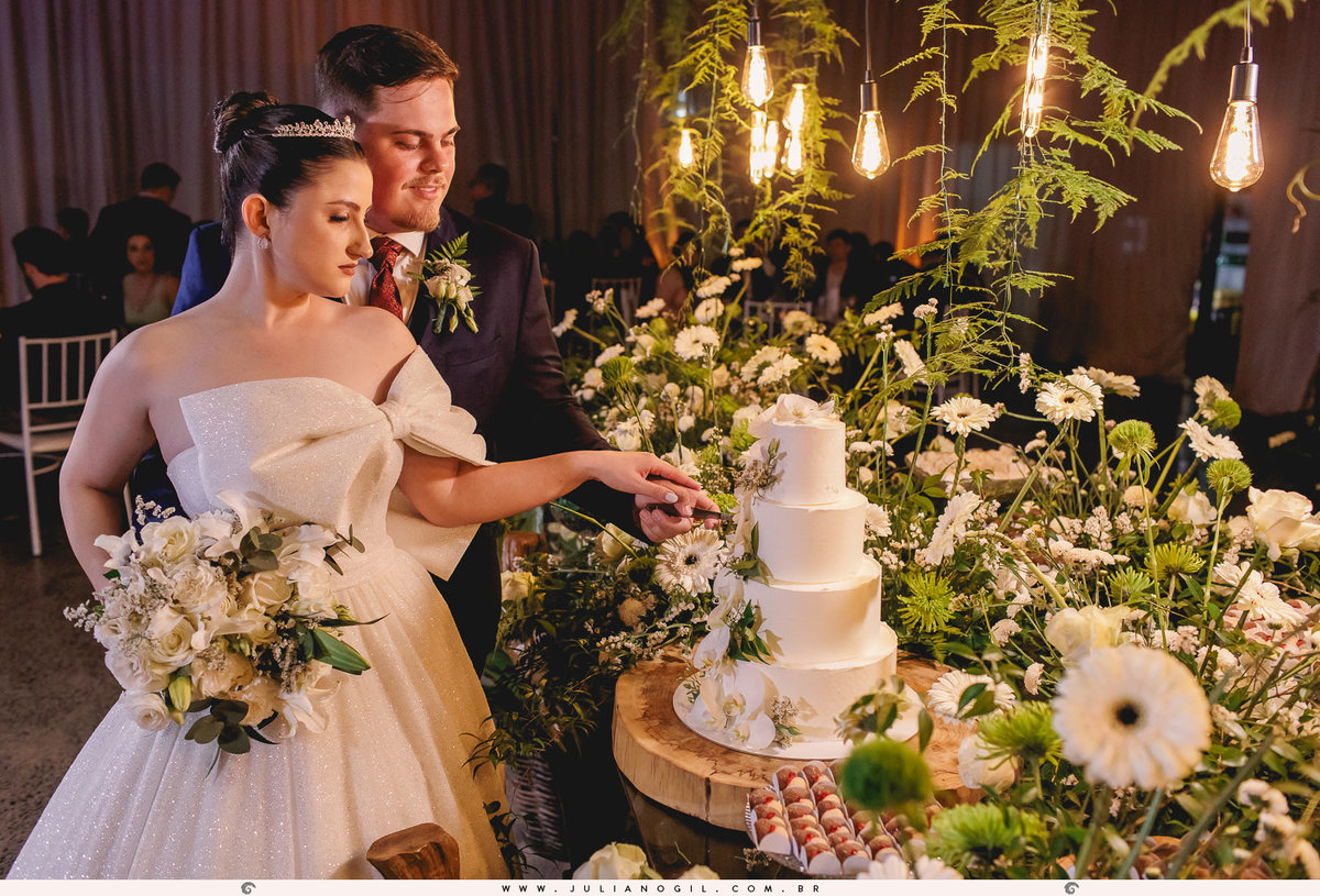 noivos em frente a mesa de doces e bolo no espaço canto verde em irati, no paraná