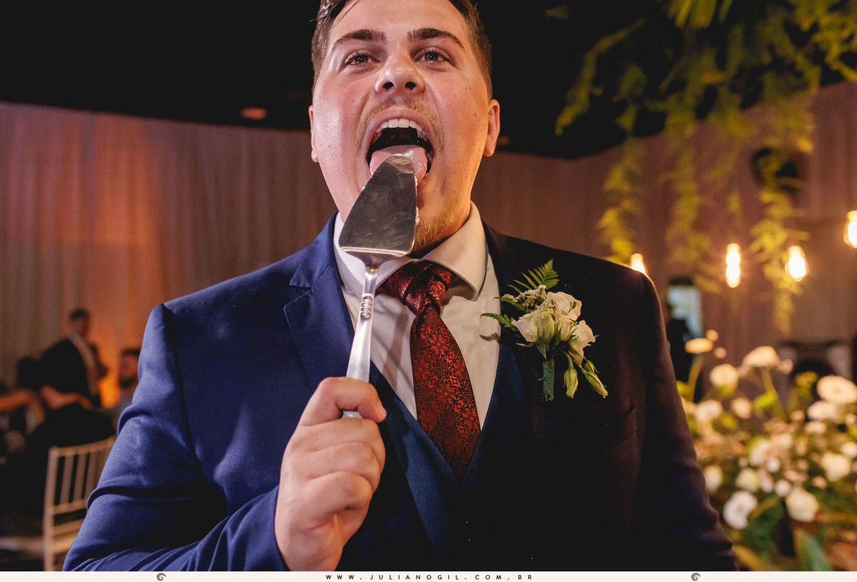 noivos em frente a mesa de doces e bolo no espaço canto verde em irati, no paraná