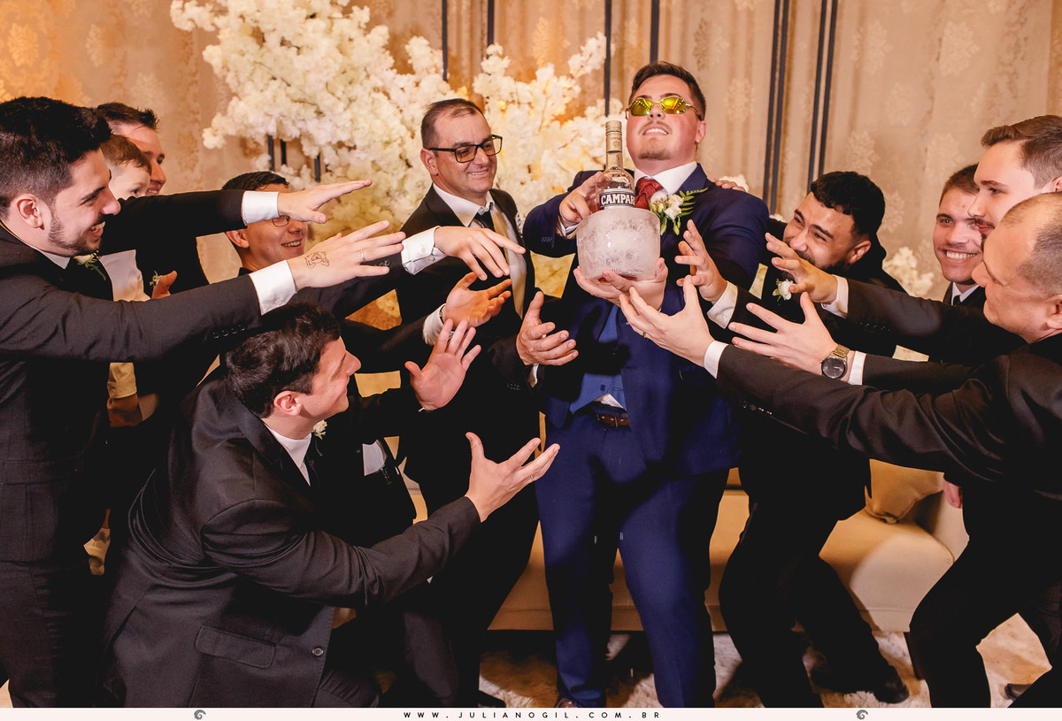 noivo aldo e seus padrinhos com bebida na mão