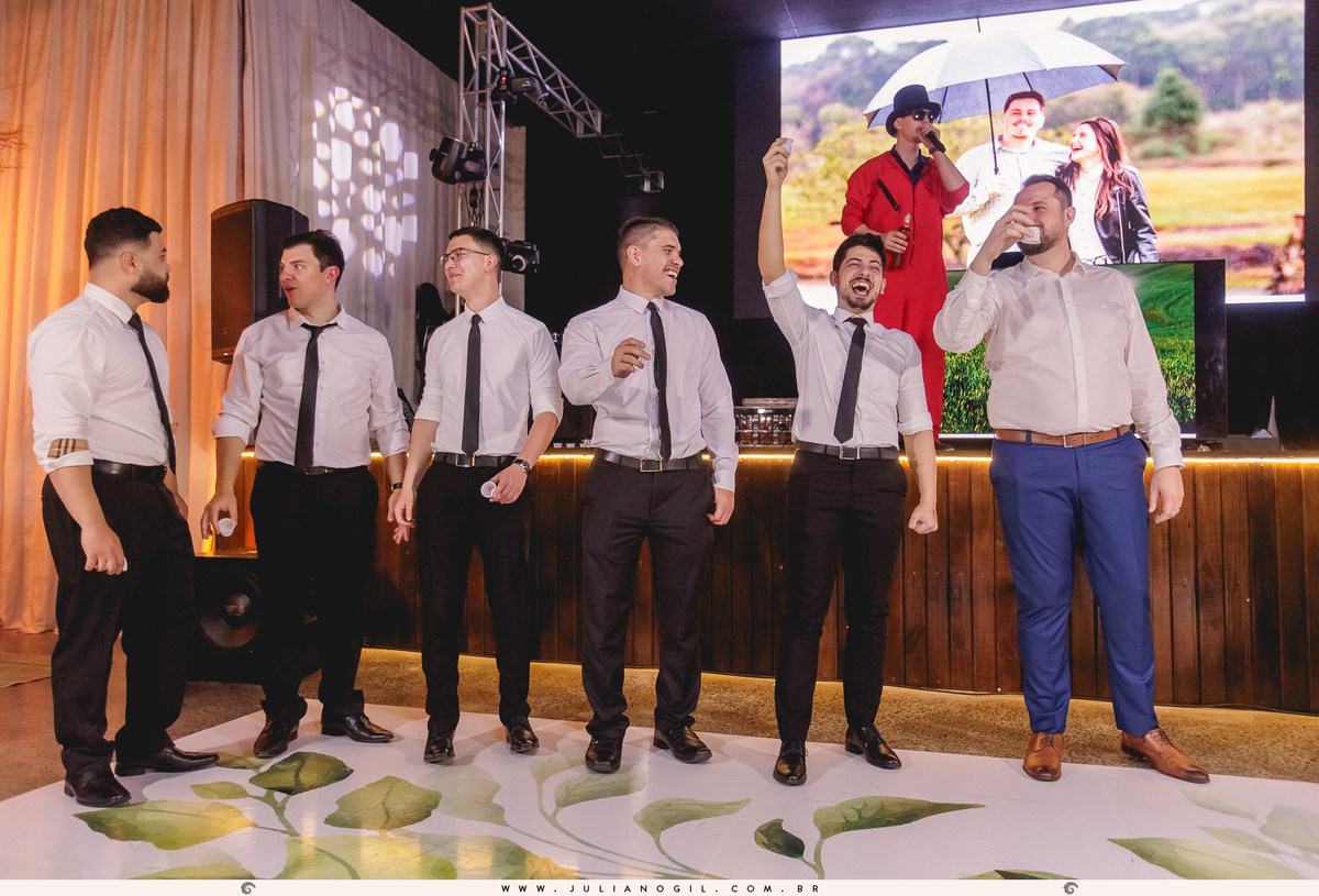 amigos bebendo juntos durante a festa de casamento