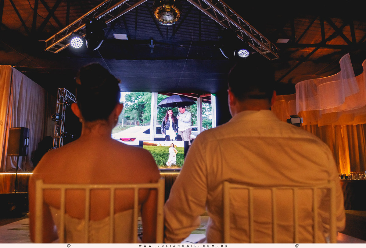 noivos assistindo o same day