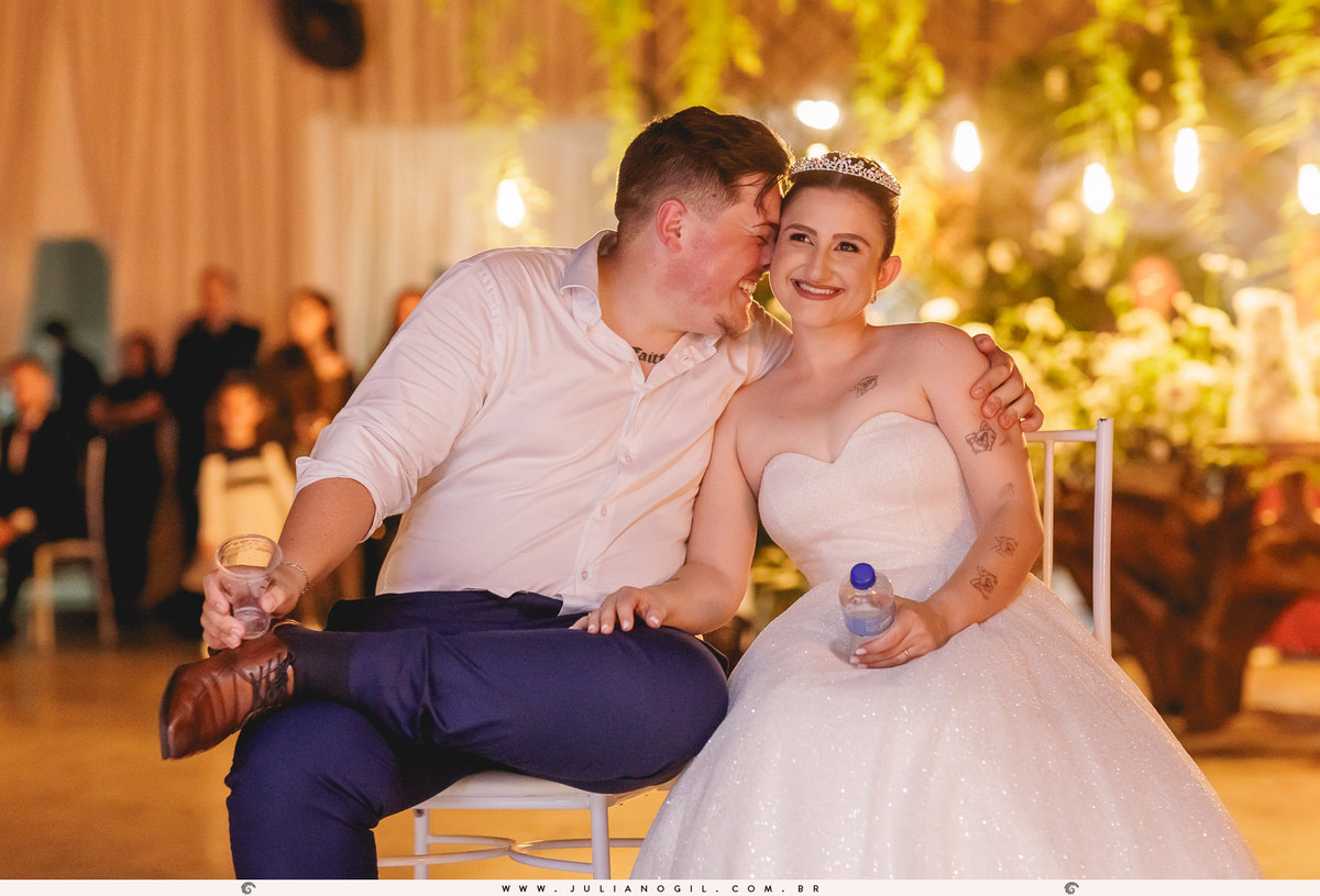 noivos sorrindo assistindo vídeo de same day