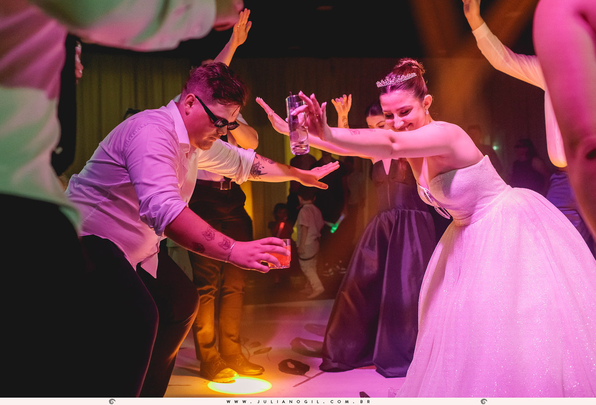 noivos dançando no centro da pista