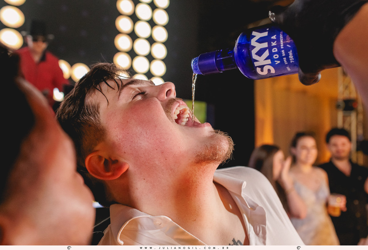 noivo recebendo bebida na boca