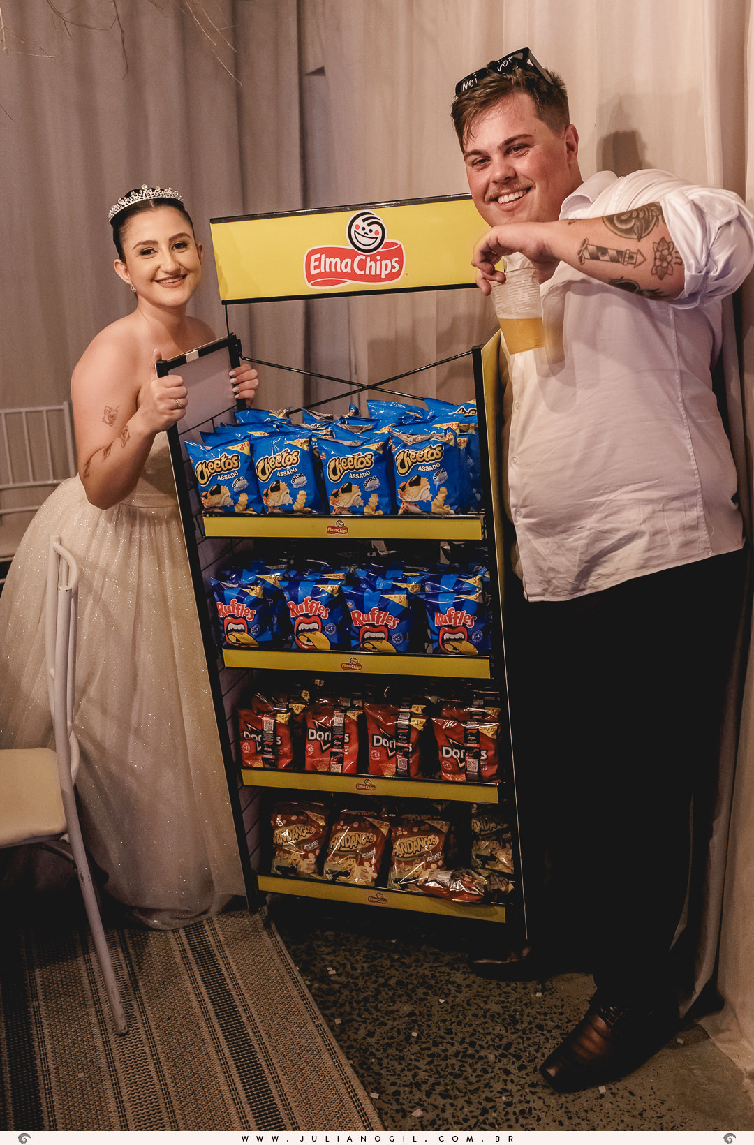 noivos segurando mostruário de salgadinho durante a festa