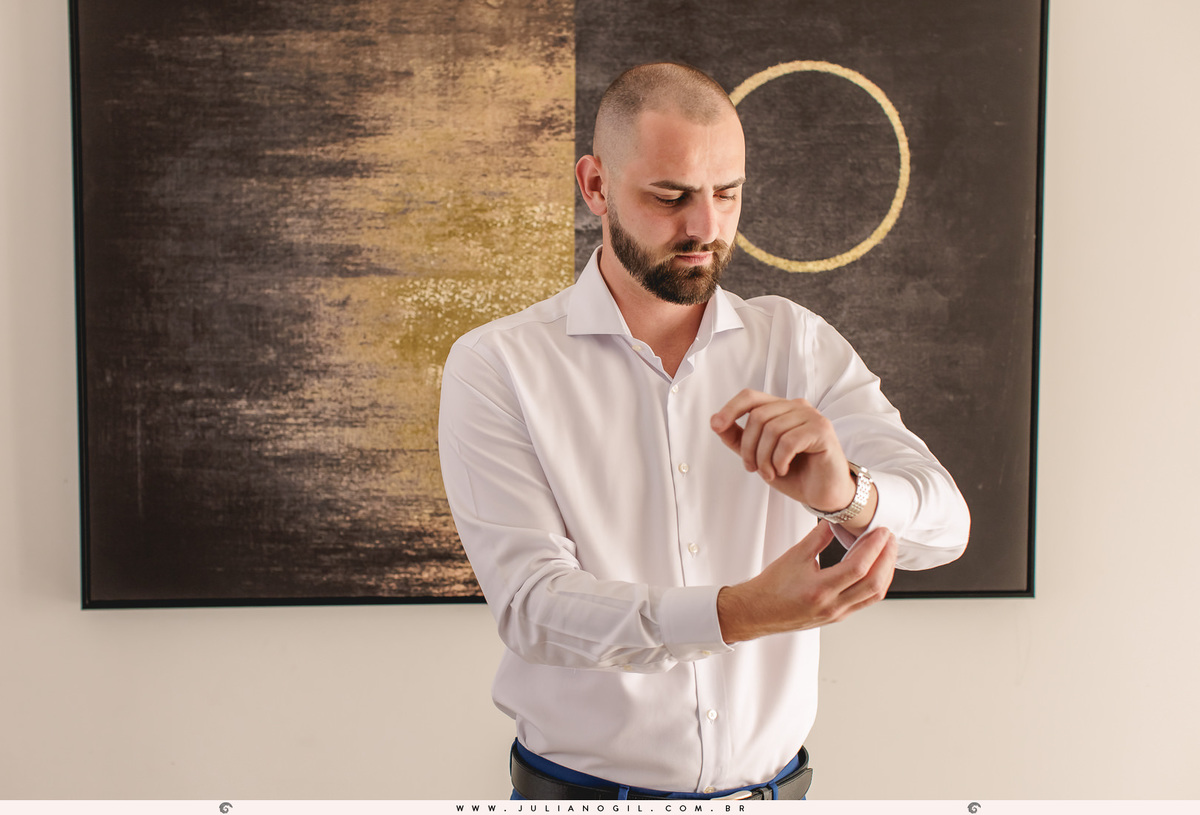 noivo lucas fechando os botões da camisa