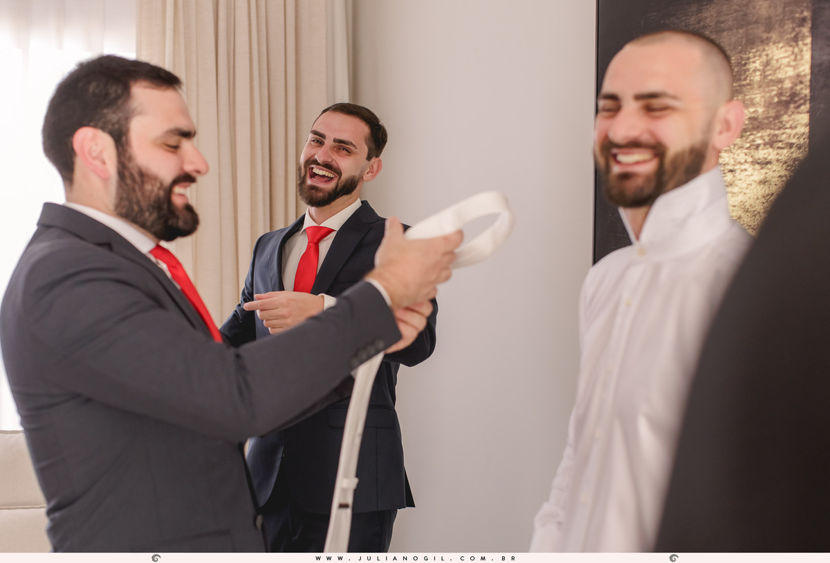 irmãos acompanhando o noivo lucas durante o making of