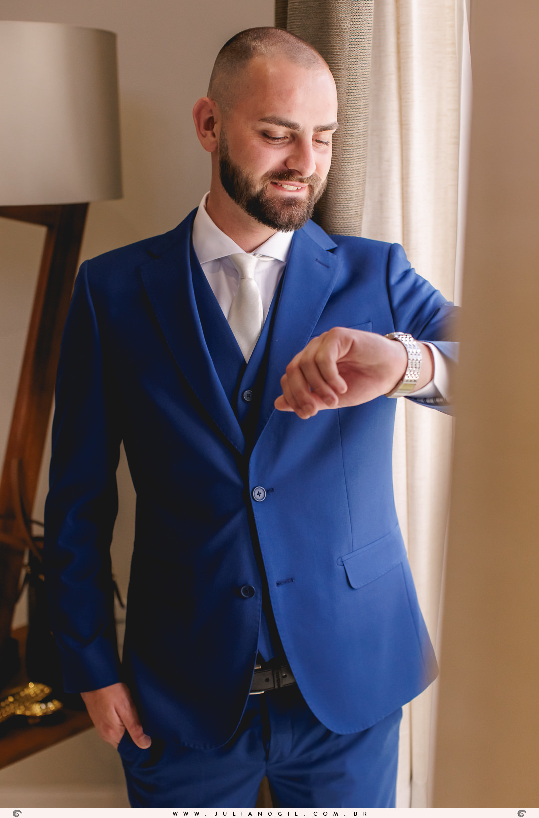 noivo lucas olhando no relógio durante o making of