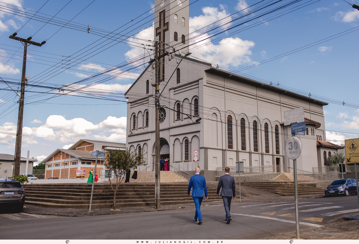 noivo lucas e seu irmão chegando a pé na igreja matriz em rebouças, no paraná