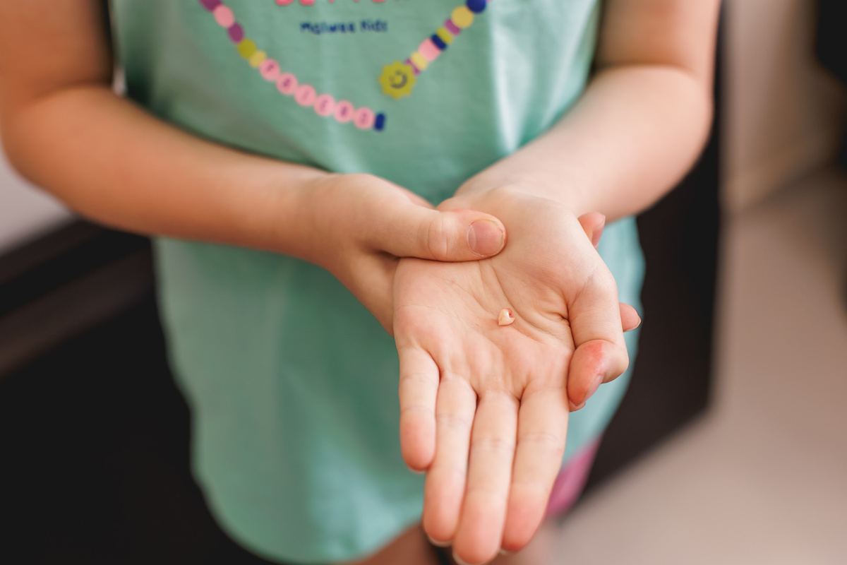daminha da noiva segurando o dente que caiu durante o making of da noiva