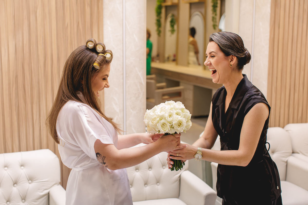 noiva maria eduarda recebendo o buquÊ das mãos da cerimonial