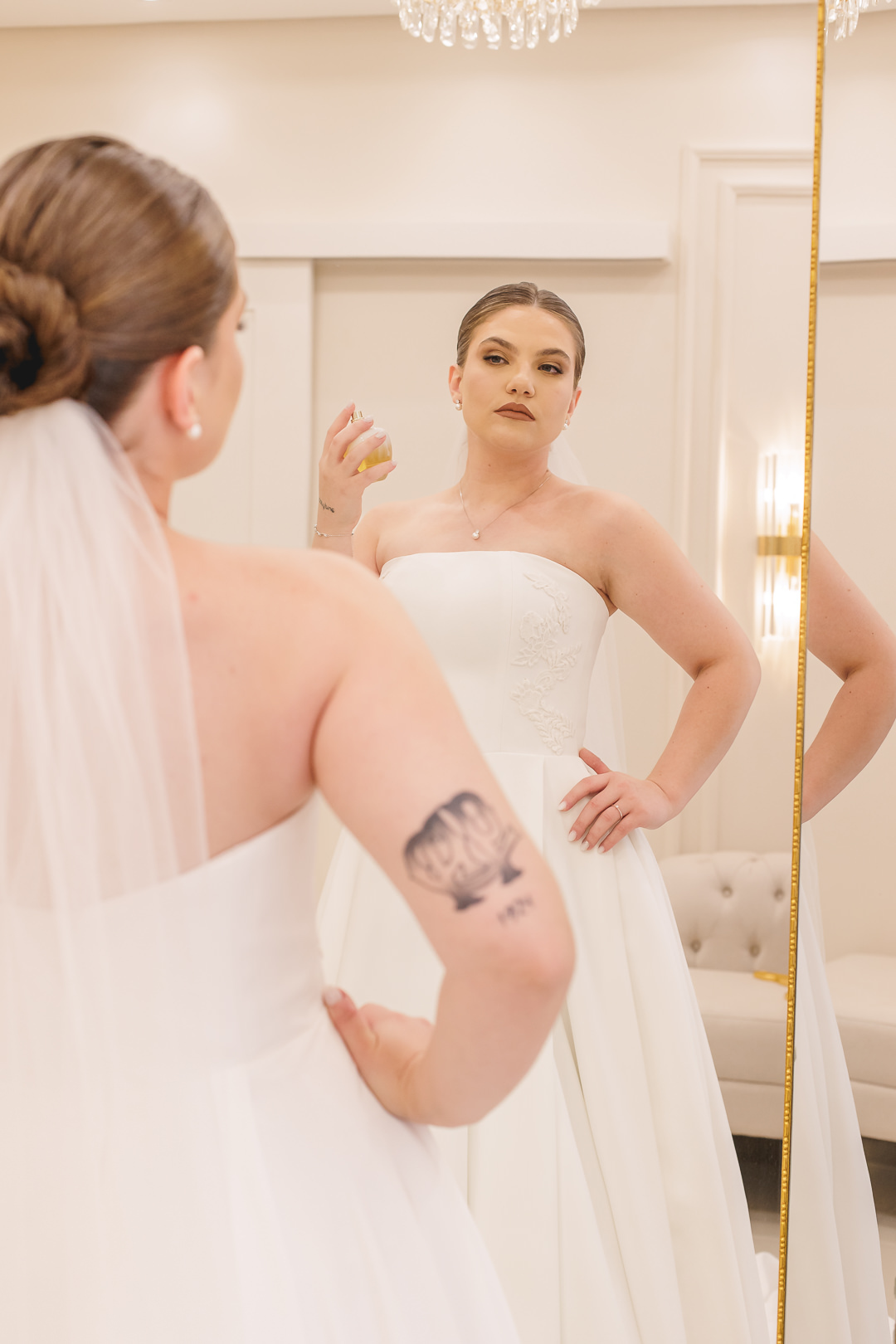 noiva passando perfume em frente ao espelho