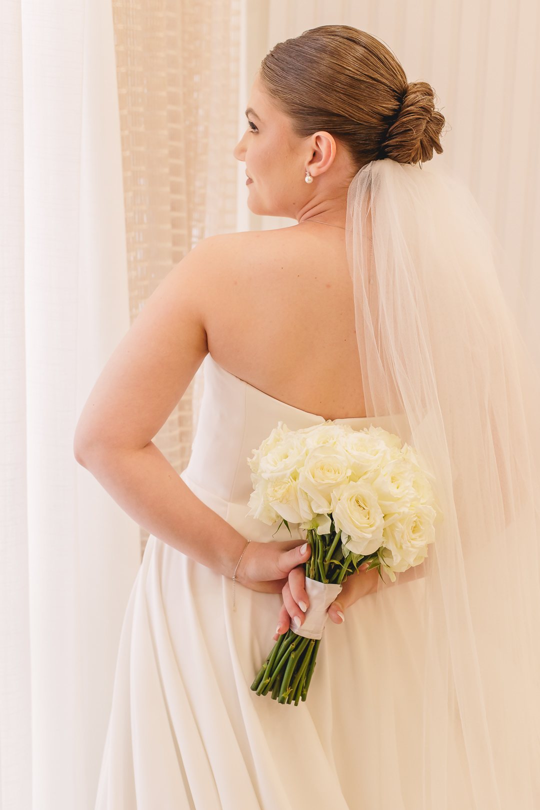 noiva maria eduarda de costas segurando seu buquÊ