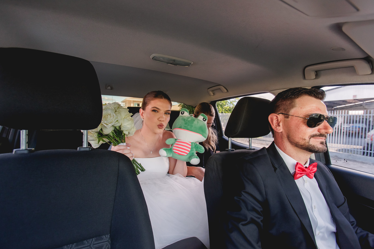 noiva maria eduarda dentro do carro com o motorista a caminho da igreja