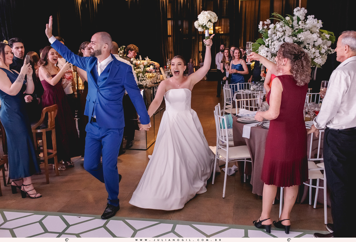 noivos entrando na recepção da festa de casamento no centro de eventos italiano em irati, no paraná