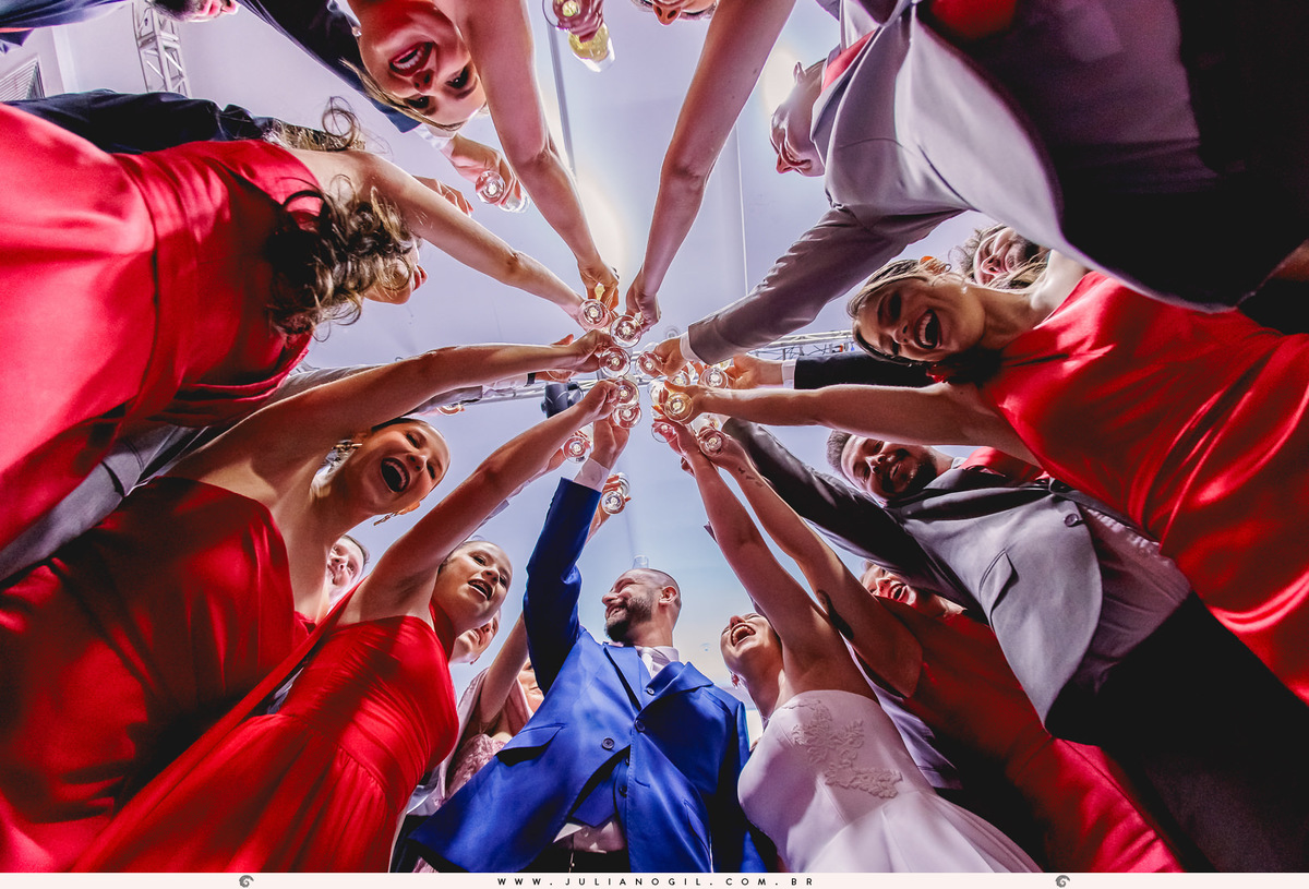 brinde dos noivos com os padrinhos